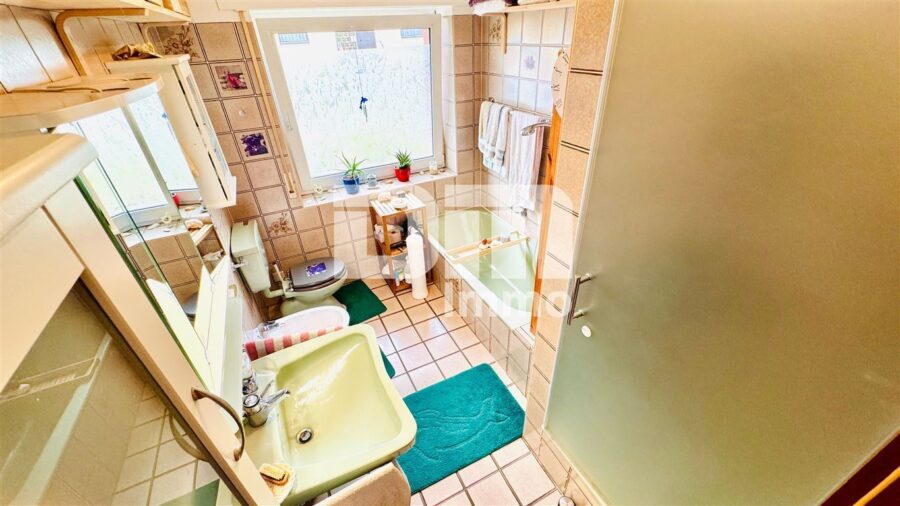 Modernisiertes Einfamilienhaus mit Einliegerwohnung, Wintergarten, Sauna und 2 Garagen - EG Badezimmer / Wanne / Dusche / Bidet